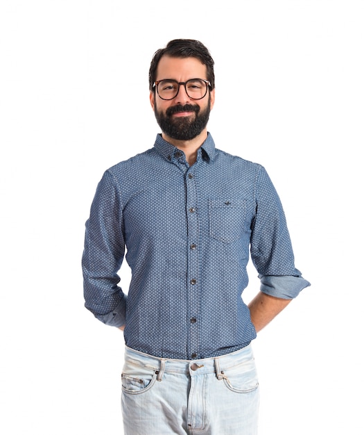 Homme heureux jeune hipster sur fond blanc