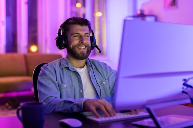 Un homme heureux jouant avec un casque et un micro.