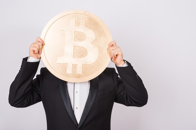 homme heureux joue avec Bitcoin et s'amuse