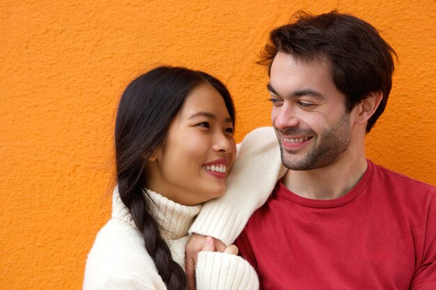 Homme heureux et joyeuse jeune femme souriante