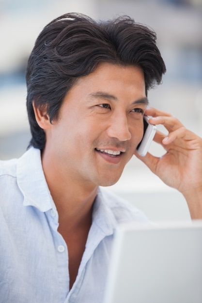 Homme heureux lors d&#39;un appel téléphonique