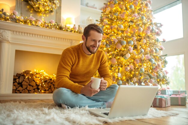 Homme heureux à la maison pendant Noël