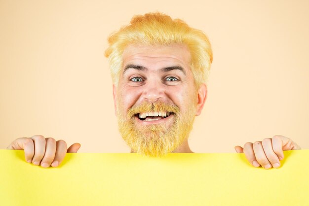 Homme heureux montrant du papier vierge Homme à tête rouge tenant une bannière Homme avec un panneau publicitaire vierge sur crier