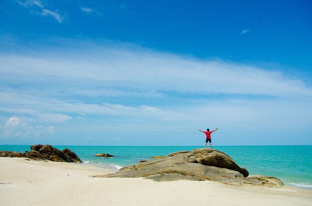 Homme heureux sur la plage