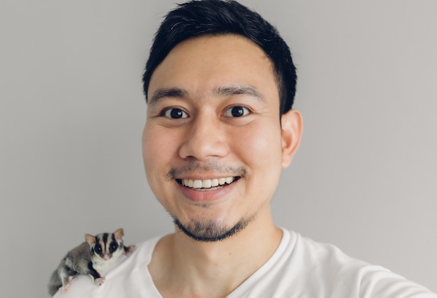 Homme heureux prend selfie de lui-même et son animal de compagnie Sugar Glider.