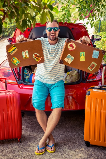 Homme heureux prêt à voyager vacances d'été et concept de voyage