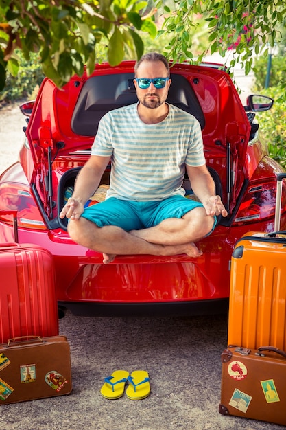 Homme heureux prêt à voyager vacances d'été et concept de voyage