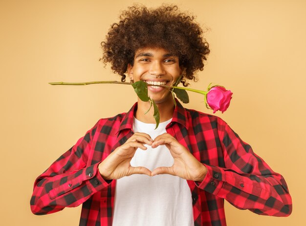 Homme heureux romantique avec une rose rose pour la Saint-Valentin