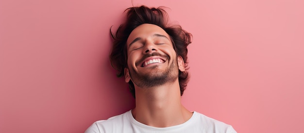 Homme heureux se reposant les yeux fermés mains détendues derrière la tête souriant sur fond rose concept de bonne humeur et d'émotions positives espace de copie pour la promotion