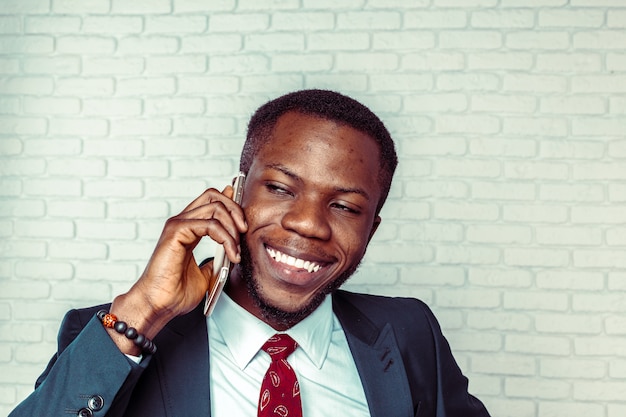 Homme heureux avec smartphone