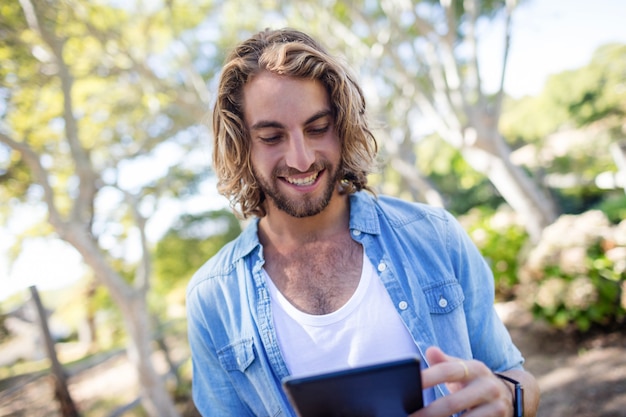 Homme heureux, utilisation, tablette numérique