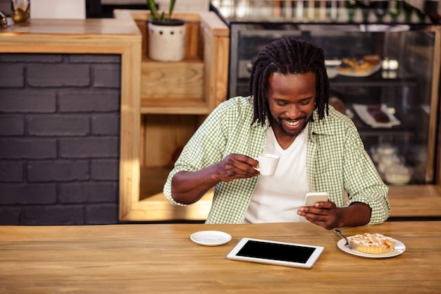 Homme de hipster à l'aide de smartphone