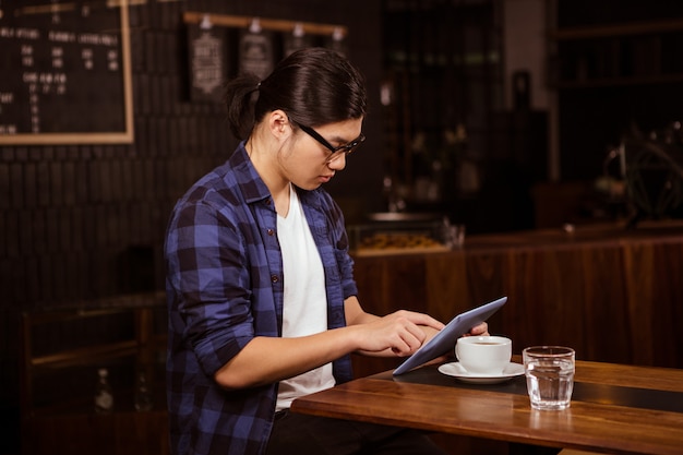 Homme de hipster à l'aide de tablette