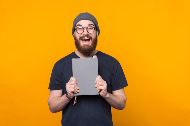 Homme Hipster Barbu étonné Tenant Un Planificateur Parfait Pour La Planification Du Temps