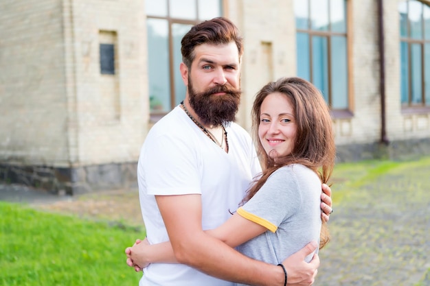 Homme hipster barbu et jolie femme amoureuse. Un cœur aimant est la plus vraie sagesse. Vacances d'été. Tomber amoureux. Heureux ensemble. Couple amoureux marchant en s'amusant. Couple se détendre en s'amusant.