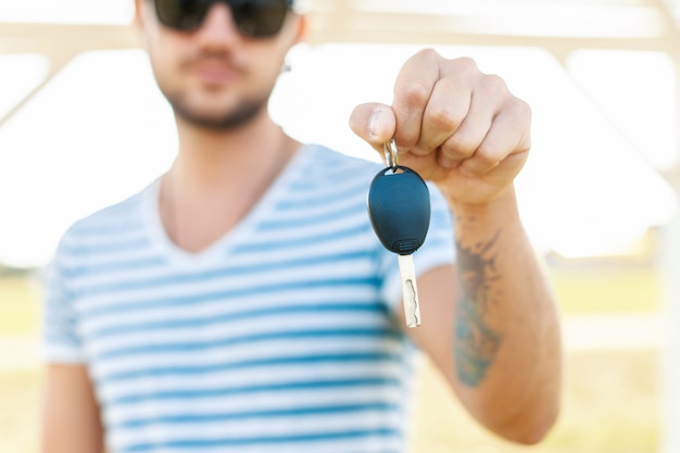 Homme hipster détient la clé