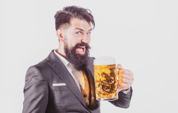 L'homme hipster ivre barbu drôle tient la bière artisanale