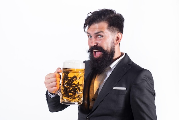 L'homme hipster ivre barbu drôle tient la bière artisanale