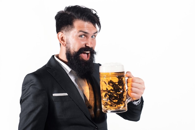 L'homme hipster ivre barbu drôle tient la bière artisanale