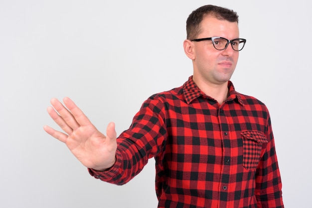 homme hipster portant des lunettes sur blanc