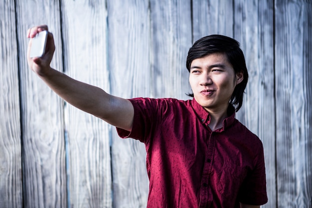 Homme hipster prenant un selfie