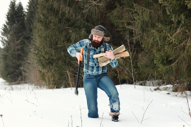 Homme en hiver avec hache