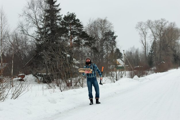 Homme en hiver avec hache