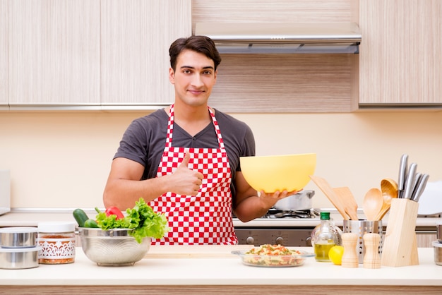 Homme homme cuisinier préparant un repas dans la cuisine