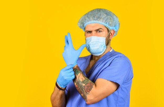 Photo l'homme à l'hôpital test médical pour le vaccin nouveau virus immunité coronavirus en chine l'épidémie est la propagation rapide de la maladie infectieuse l'homme de soins de santé le médecin porte des gants en caoutchouc l'infirmière dans le masque respiratoire