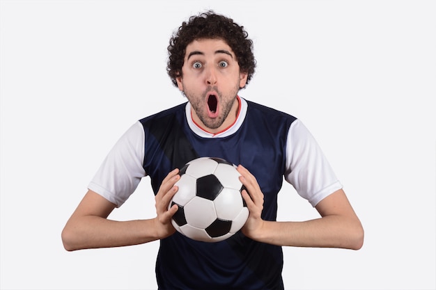 Homme hurlant avec ballon de foot.