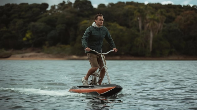 Un homme sur un hydrocycliste