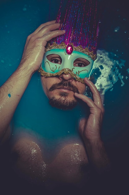 un homme immergé dans l'eau bleue, concept de dépression