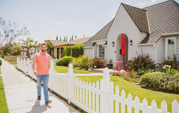 Homme immobilier location maison portrait d'homme confiant marchant à l'extérieur de la nouvelle maison réussie immobilier esta