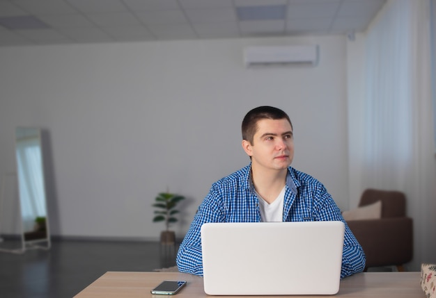 Homme indépendant travaille avec un ordinateur portable à la maison. Concept de travail à distance