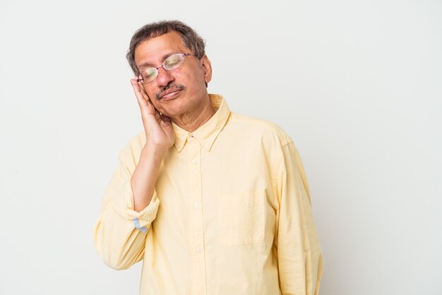 Homme indien d'âge moyen isolé sur fond blanc qui s'ennuie, est fatigué et a besoin d'une journée de détente.