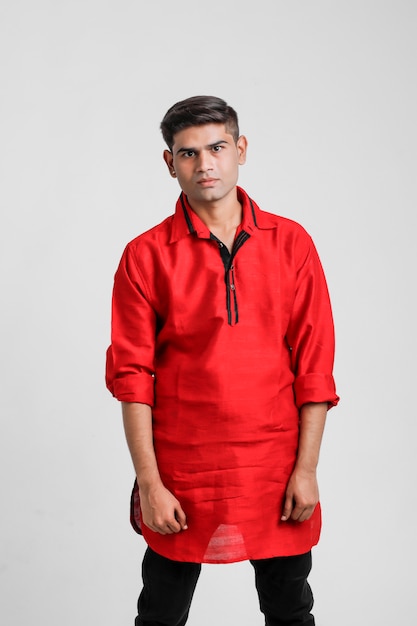 Homme indien / asiatique en chemise rouge et montrant plusieurs expressions sur blanc