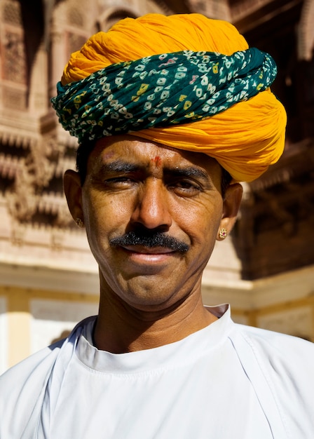 Homme indien autochtone souriant à la caméra.