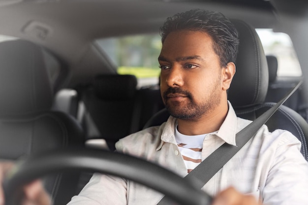 homme indien ou chauffeur conduisant une voiture