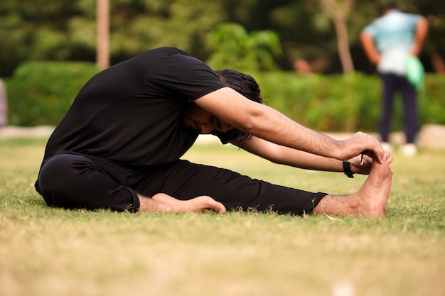 Homme indien faisant du yoga en plein air