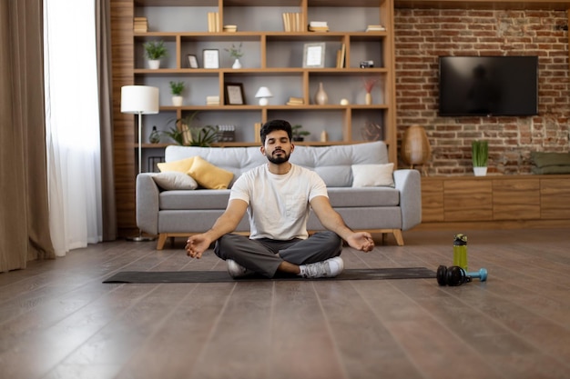 Homme indien faisant de l'exercice de méditation à la maison