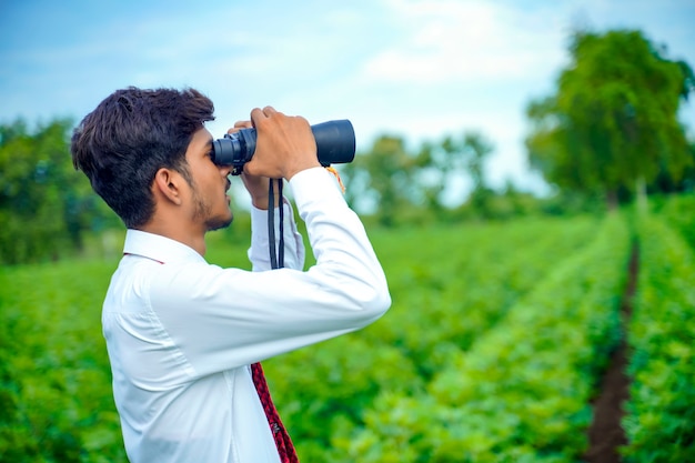 L'homme indien jouit dans la nature avec des jumelles