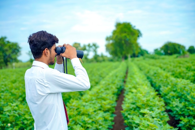 L'homme indien jouit dans la nature avec des jumelles