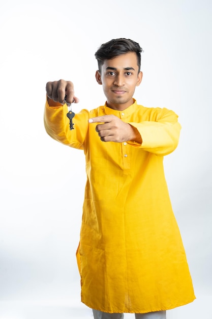 Homme indien pointant son doigt vers la clé pendant la saison des fêtes