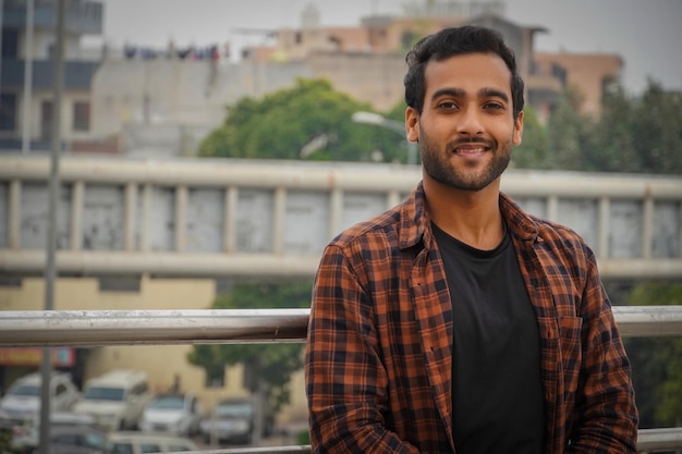 Homme indien sur le pont donnant un sourire et regardant la caméra