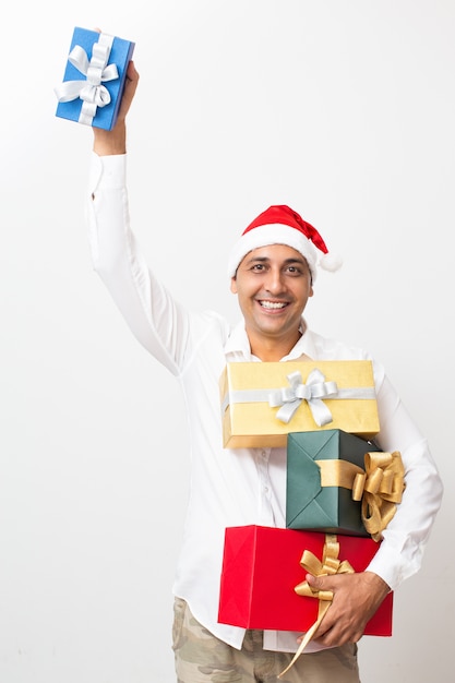 Homme indien positif, acheter des cadeaux de Noël