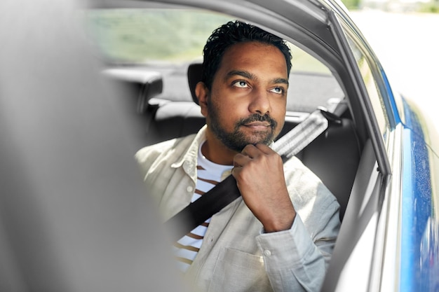 un homme indien rêvant dans un taxi