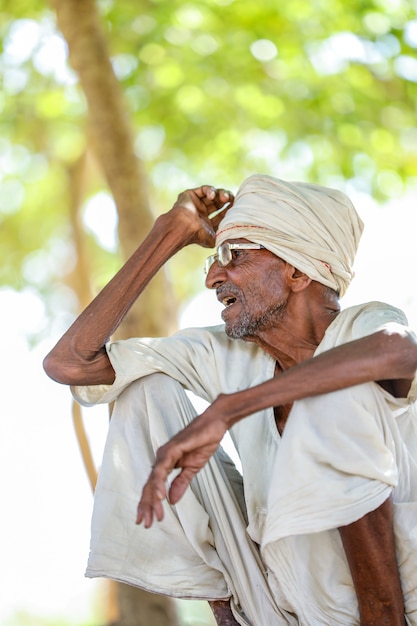 Homme indien rural âgé assis sur le sol