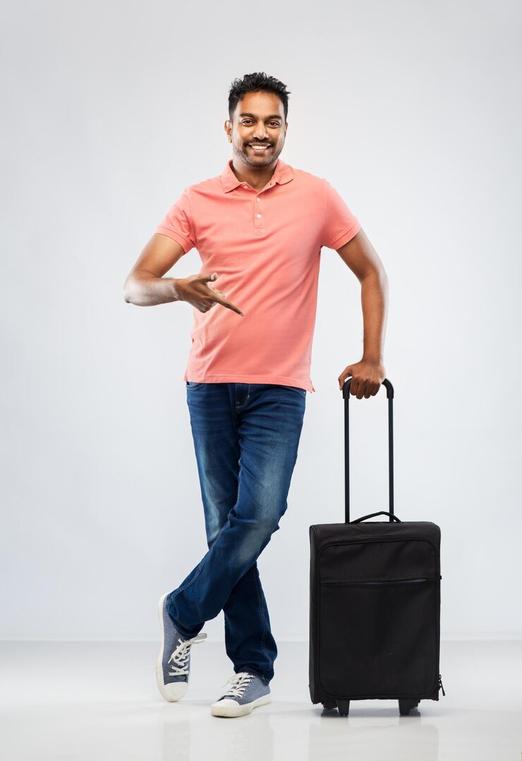 Photo un homme indien souriant en chemise polo avec un sac de voyage