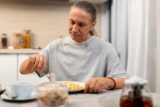 Photo l'homme indigène a été abattu avec de la nourriture.