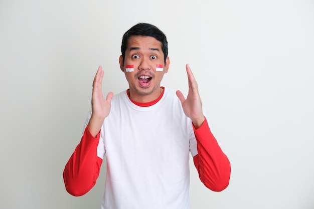 Homme indonésien montrant une expression surprise lors de la célébration de la fête de l'indépendance